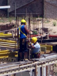 Robotnicy na budowie